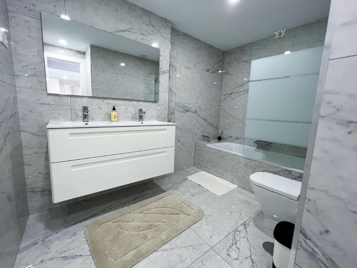 Luxury Three Bedroom Apartment At เอสเตโปนา ภายนอก รูปภาพ