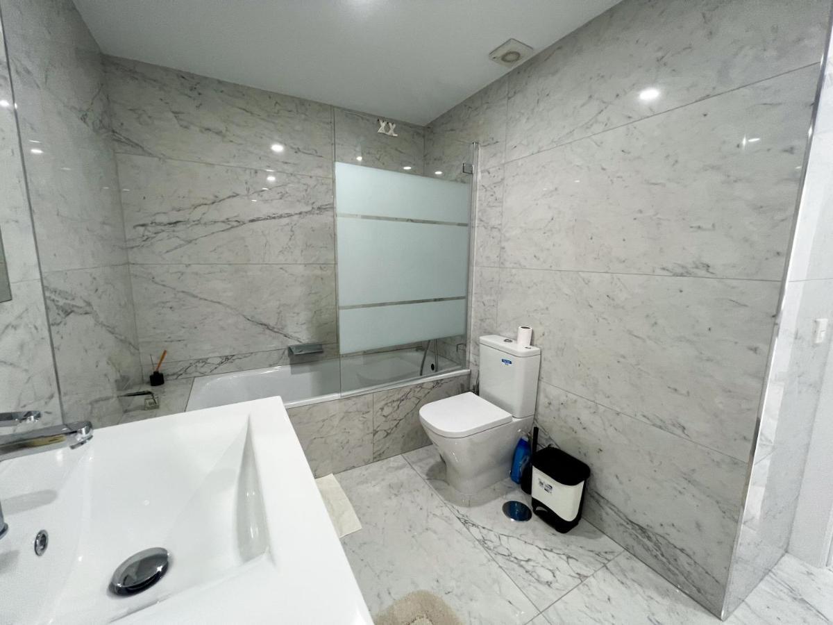 Luxury Three Bedroom Apartment At เอสเตโปนา ภายนอก รูปภาพ