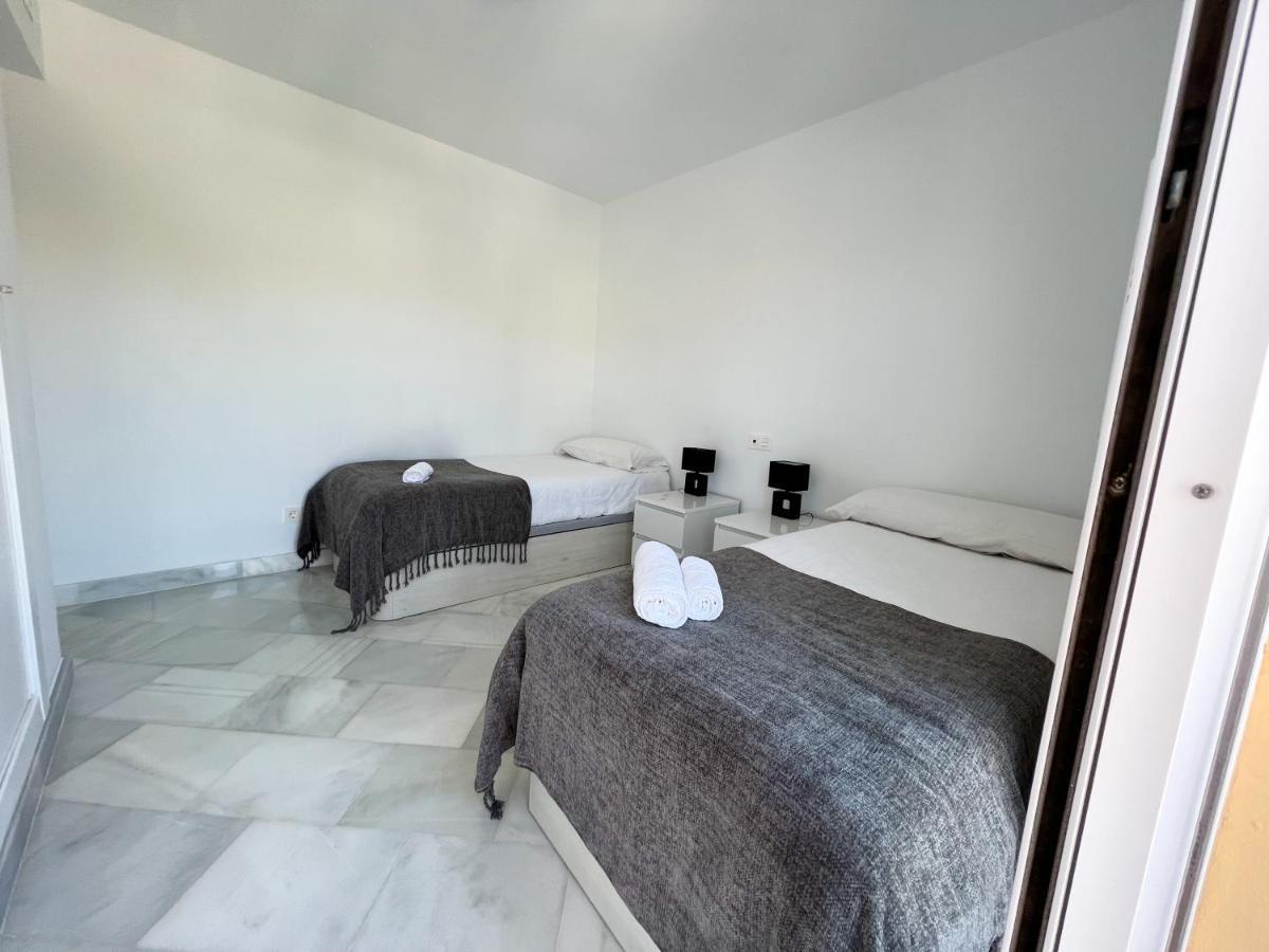 Luxury Three Bedroom Apartment At เอสเตโปนา ภายนอก รูปภาพ