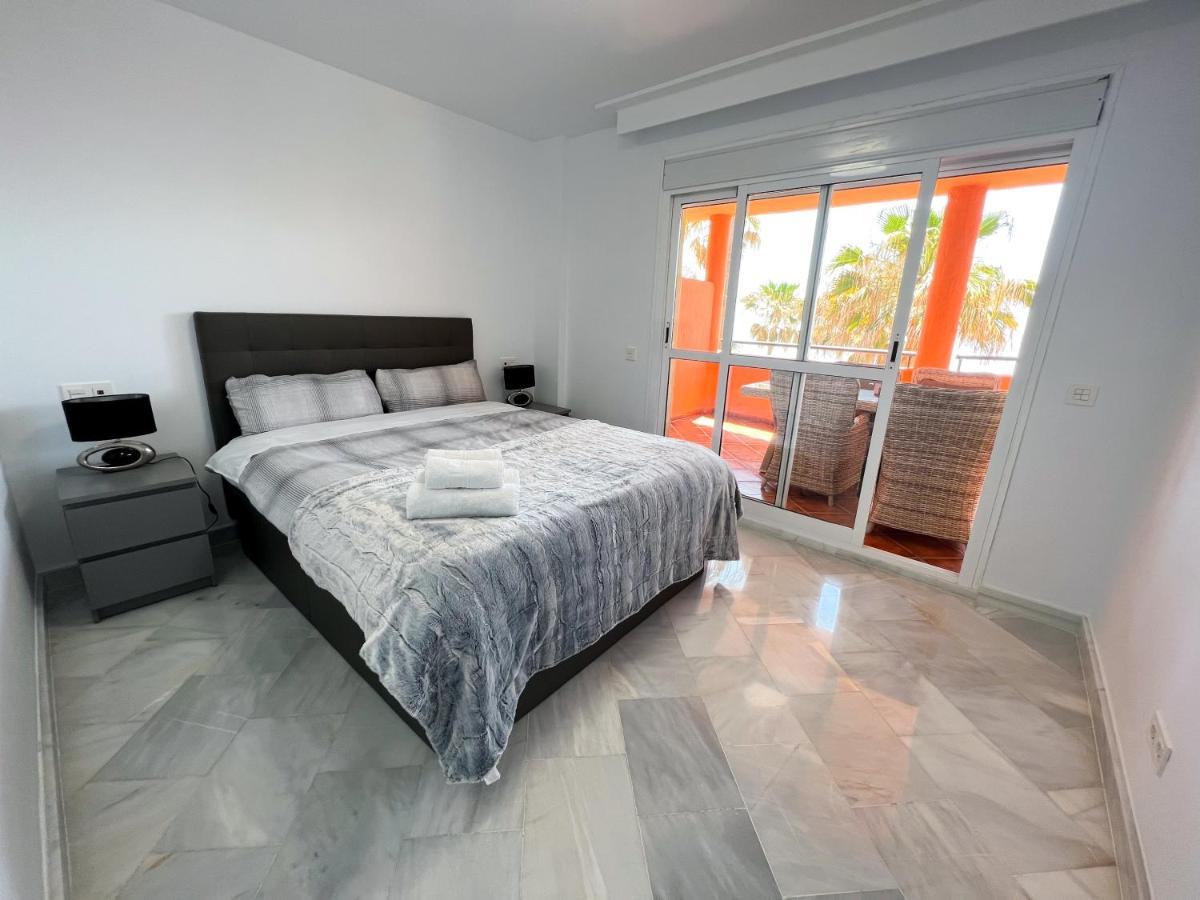 Luxury Three Bedroom Apartment At เอสเตโปนา ภายนอก รูปภาพ