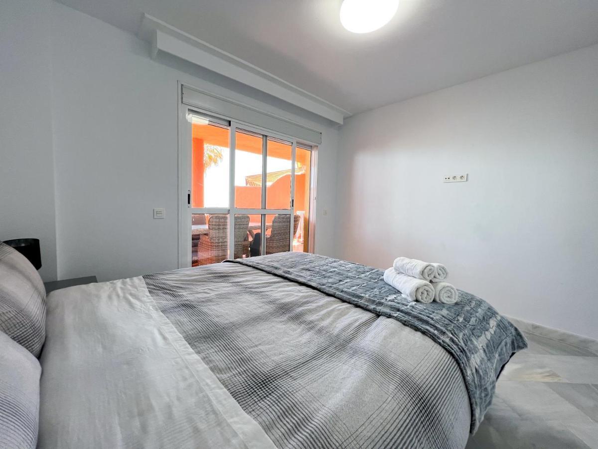 Luxury Three Bedroom Apartment At เอสเตโปนา ภายนอก รูปภาพ