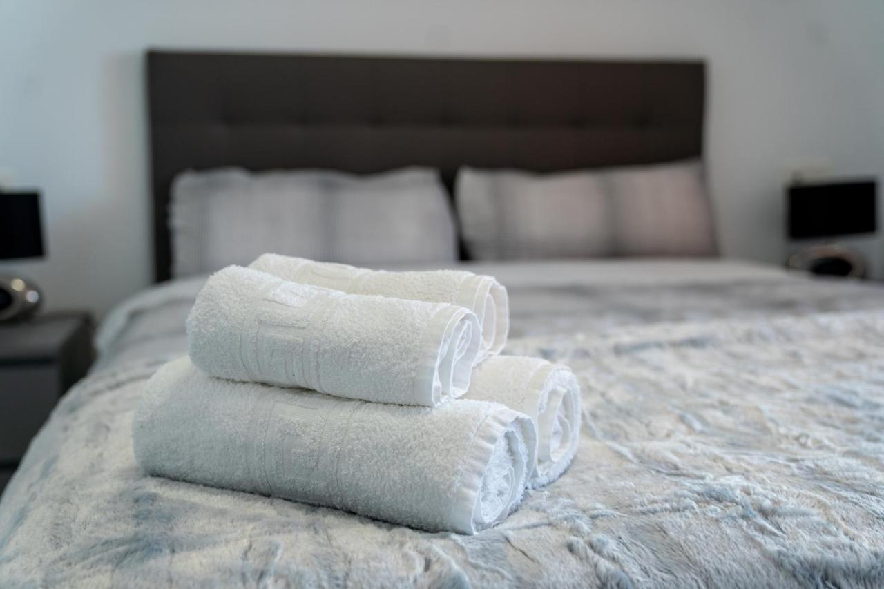 Luxury Three Bedroom Apartment At เอสเตโปนา ภายนอก รูปภาพ