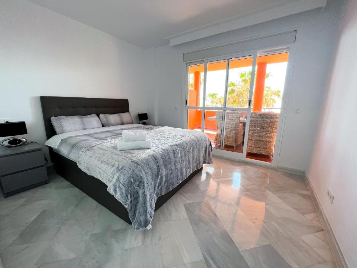 Luxury Three Bedroom Apartment At เอสเตโปนา ภายนอก รูปภาพ